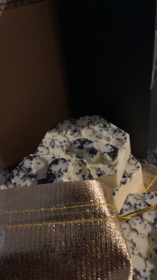 Black Hawaiian Salt Scrub w/ Peppermint Leaf (Soap)